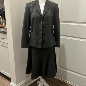 Grey Women’s 2 piece suit made by Alfani (Macy’s brand) in size 4.